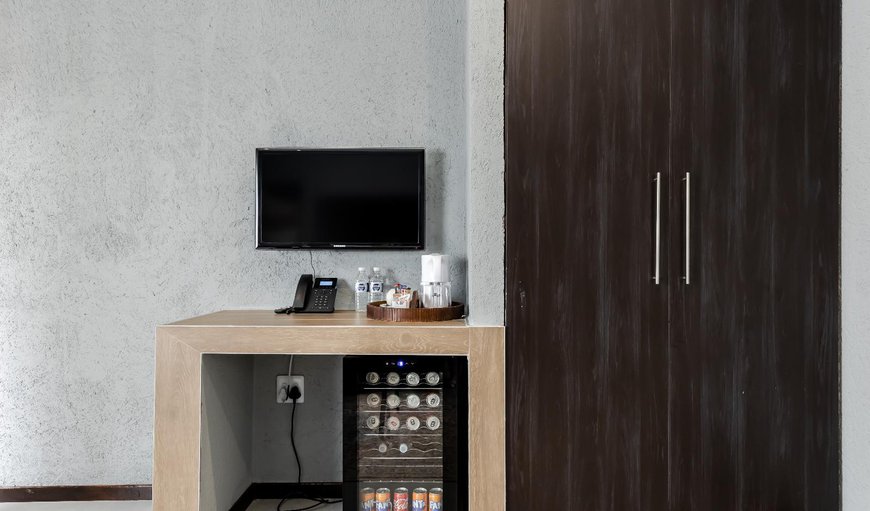 Comfort Queen Room: TV and multimedia