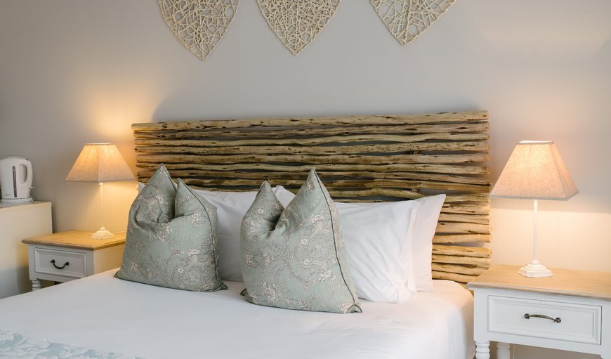 Queen Rooms: Bedroom