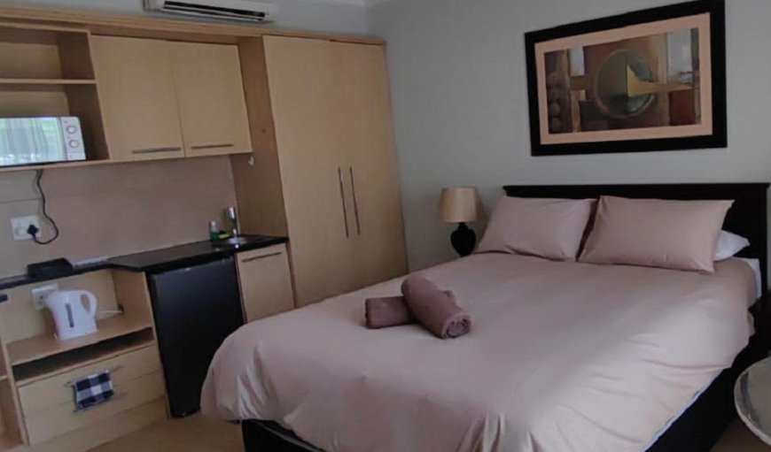 Comfort Queen Room with Bath Room 15 Upp: Bed