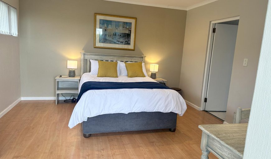 Deluxe Queen Room: Bed