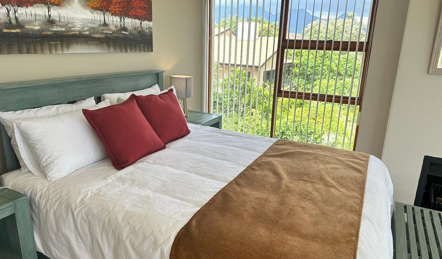Luxury Queen Room: Bed