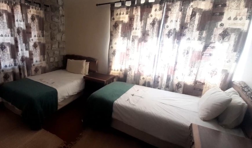 Standard Twin Room: Bed