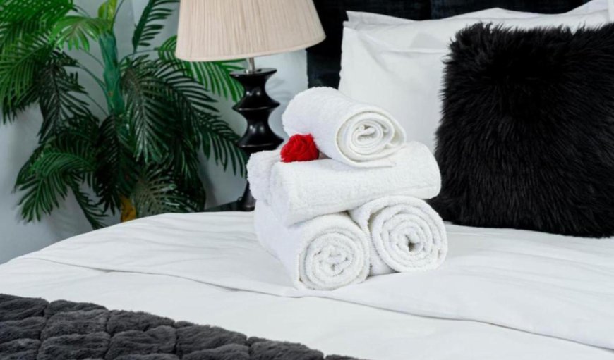Queen Room with Balcony: Bed