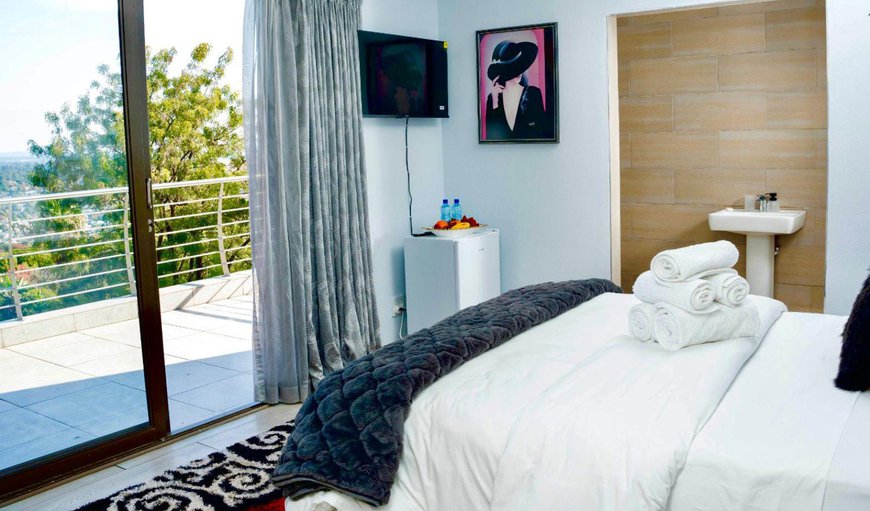 Queen Room with Balcony: Photo of the whole room