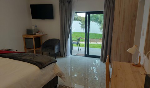 R2: Deluxe King with Patio & Pool View: Photo of the whole room
