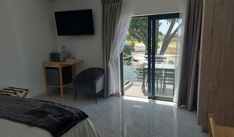 R5: Deluxe King with Balcony & Pool View: Bed