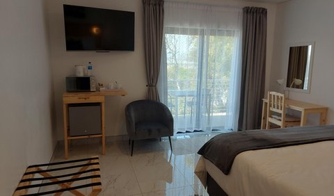 R8: Premier King with Balcony: Photo of the whole room