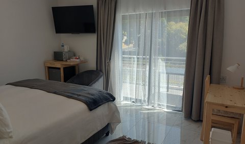 R10: Deluxe King with Balcony: Photo of the whole room