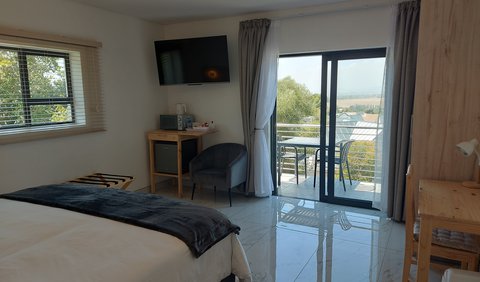 R4: Premier King with Balcony, Bath&Show: Photo of whole room