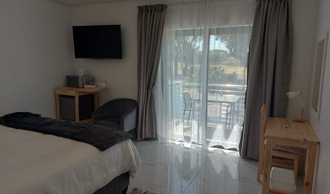 R6: Deluxe King with Balcony & Pool View: Photo of the whole room