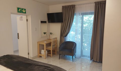 R7: Deluxe King with Balcony: Photo of the whole room