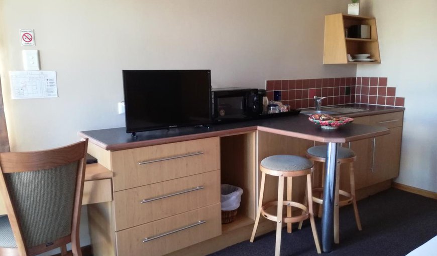 Standard Twin Room: Kitchenette