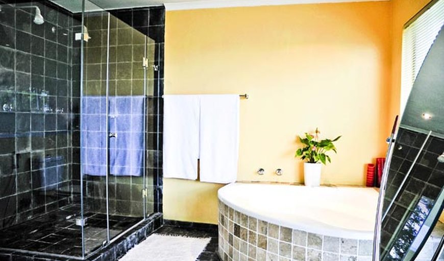 Presidential / Honeymoon Suite: Honeymoon Suite Bathroom
