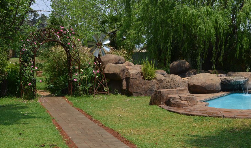 The lodge is situated in Winterton between  big trees and is close to restaurants and coffee shops. in Winterton, KwaZulu-Natal, South Africa