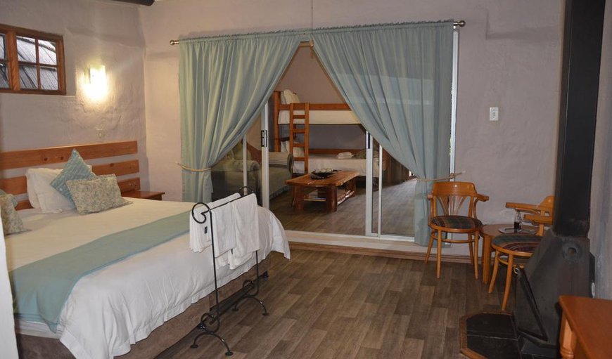 Saringa Chalet: African Dreams - The cottage contains a king size bed with a bunk bed and a fully equipped kitchenette.