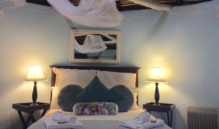 The Bungalow - The unit offers a double bed with a fireplace and an en-suite bathroom containing an old-fashioned bath. The Bungalow - The unit offers a double bed with a fireplace and an en-suite bathroom containing an old-fashioned bath.