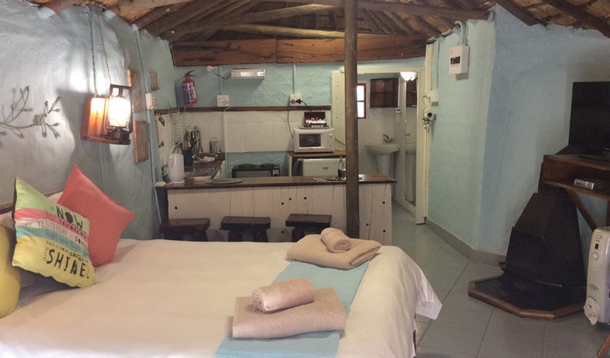 The Hut Room - The rondavel offers a double bed with a fireplace, a fully equipped kitchenette and a bathroom with a shower. The Hut Room - The rondavel offers a double bed with a fireplace, a fully equipped kitchenette and a bathroom with a shower.