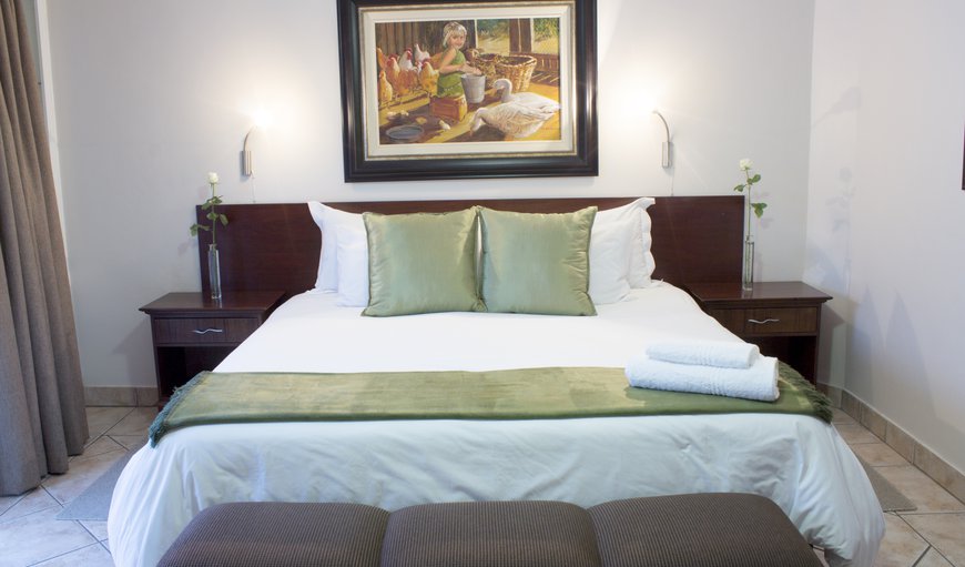 Luxury Suite: Executive or Honeymoon Suite. Spacious room with view of the swimming pool - Spacious en-suite bathroom with lovely round bath.