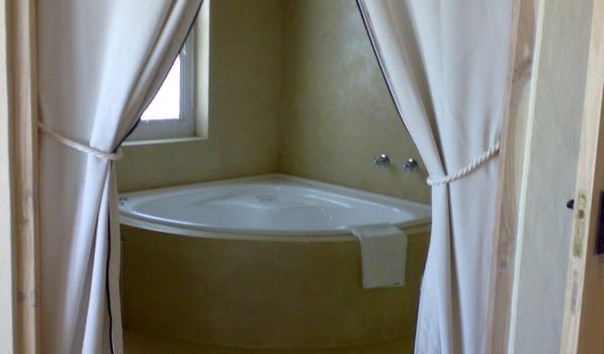 Driftwood - The en-suite bathroom has a spa bath and an open rain shower. The ambiance is relaxed island-living in luxury! Driftwood - The en-suite bathroom has a spa bath and an open rain shower. The ambiance is relaxed island-living in luxury!