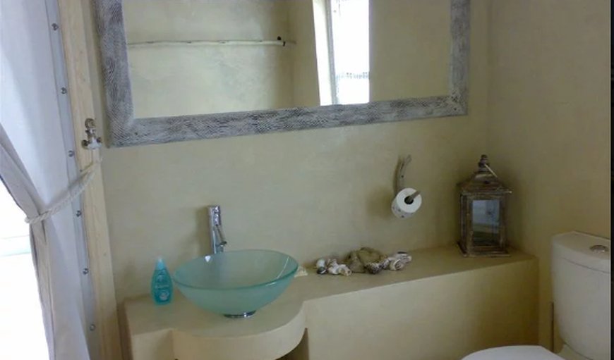 Driftwood - The en-suite bathroom has a spa bath and an open rain shower. The ambiance is relaxed island-living in luxury! Driftwood - The en-suite bathroom has a spa bath and an open rain shower. The ambiance is relaxed island-living in luxury!