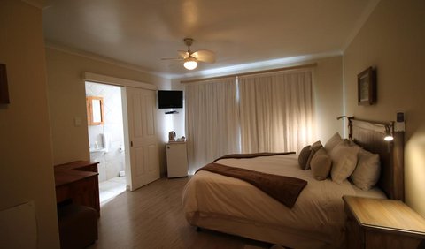 The Nautilus Room - Guest House: The Nautilus Room - This room is furnished with a queen size bed, a TV and an en-suite bathroom.