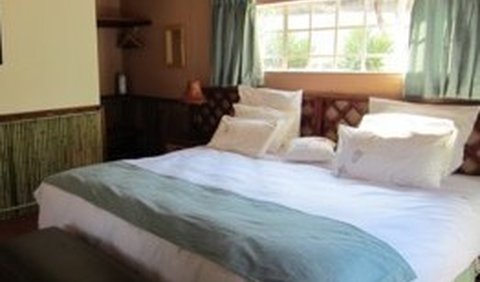 Owl Cottage: Super king size bed and en-suite bathroom with shower