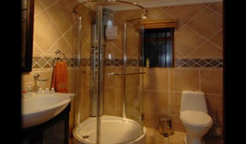 Big ensuit room with swedish shower photo 35