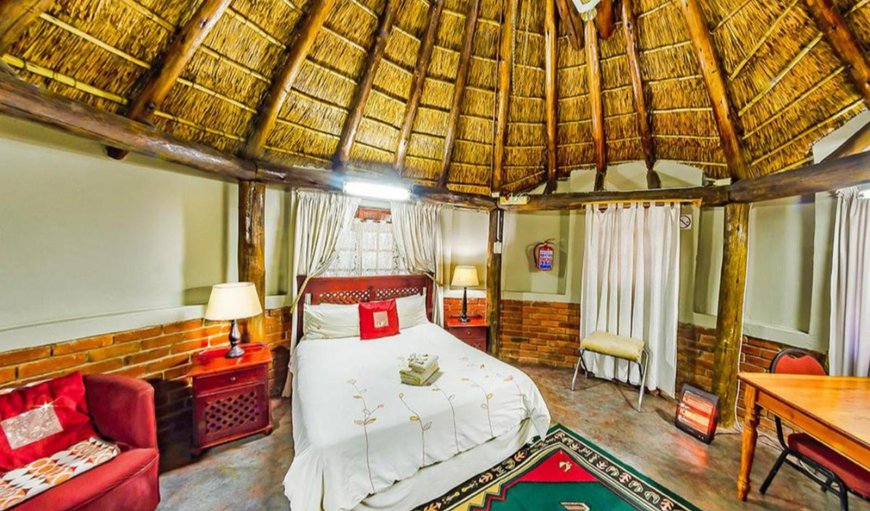 Thatched Cottage: Bed