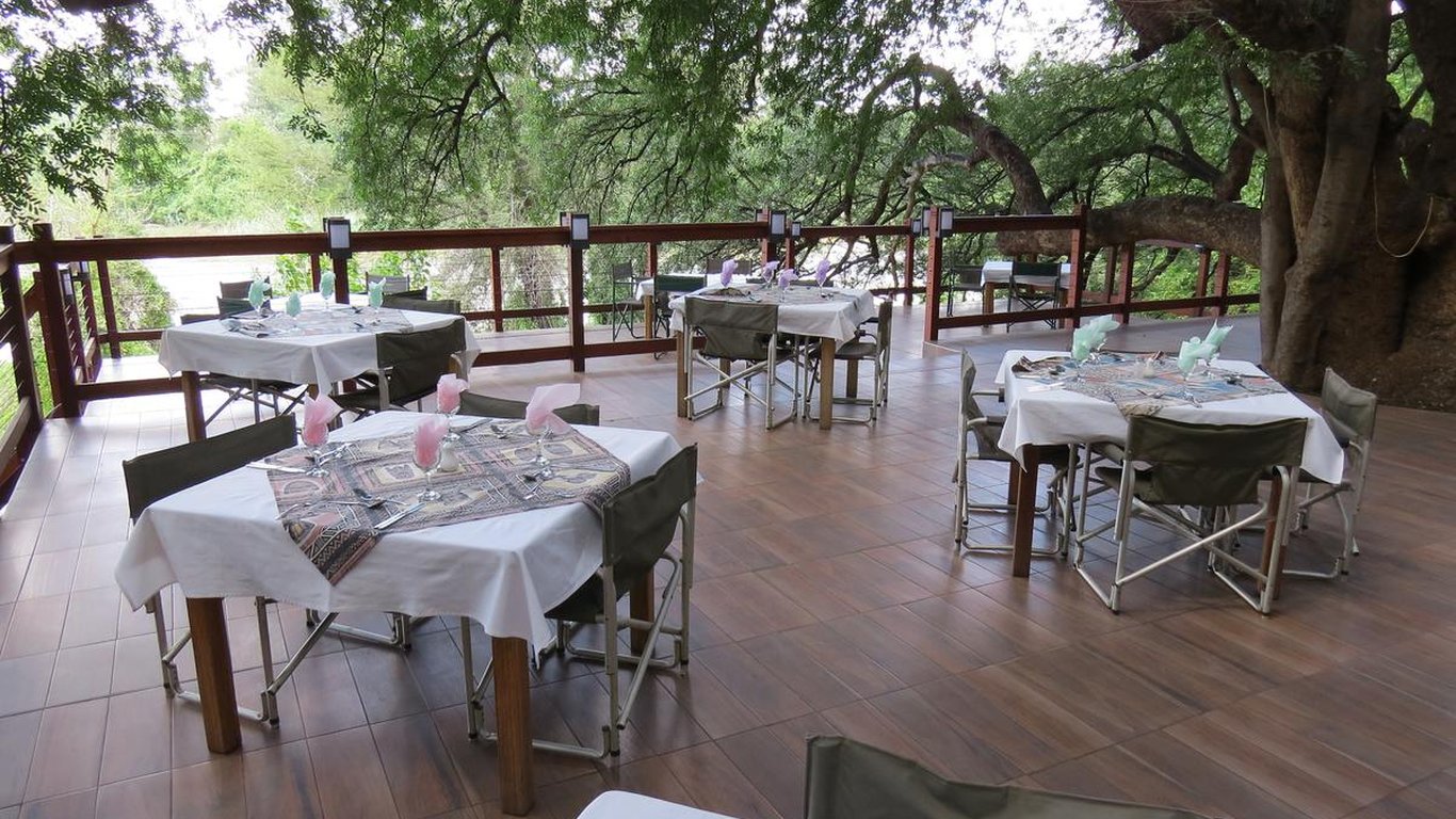 Kwa Nokeng Lodge in Botswana — Best Price Guaranteed