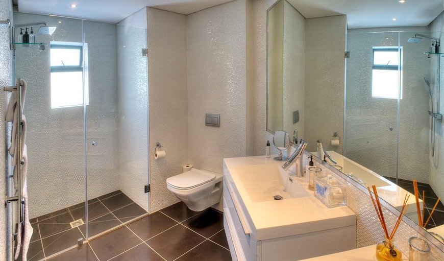 Sea facing room with terrace & Sea facing room with balcony - The bathroom offers two basins, a toilet, heated towel rails and a shower. Sea facing room with terrace & Sea facing room with balcony - The bathroom offers two basins, a toilet, heated towel rails and a shower.