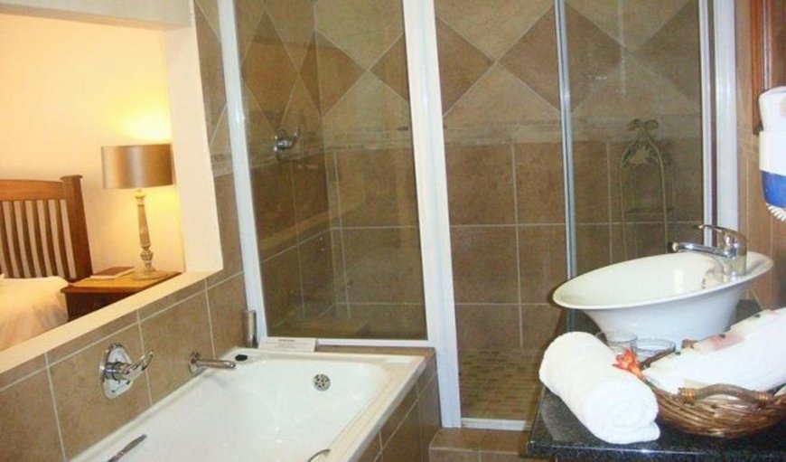 Double bed en suite bathroom. : Double and Single Bed Room