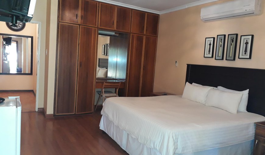 Double Room with Pool View: Double Room with Pool View - Bedroom with a double bed