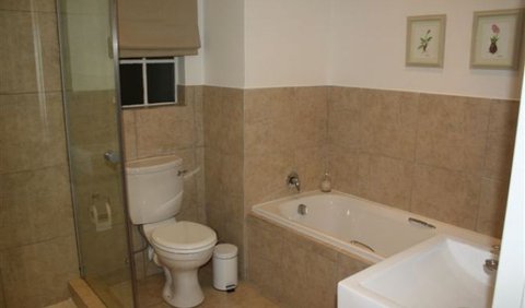 La Vieille Ferme - Room 3: Bathroom with bath and shower